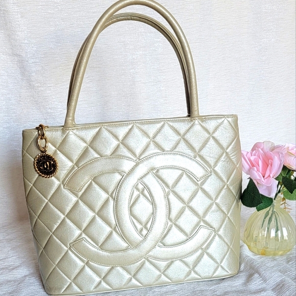 COA💓🔥CHANEL Iridescent Pearl Lambskin Medallion Tote /COA - Picture 1 of 14